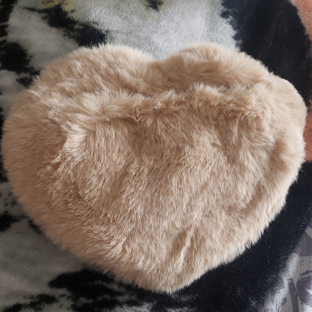 Faux fur heart shaped fuzzy purse in tan - Picture 2 of 3
